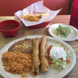 Los Verdes Restaurante Mexicano - Flautas with a side of guacamole.