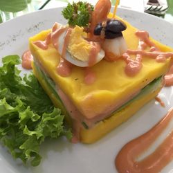 Donde Guido - Causa de camarón - gigante, para compartir como entrada. Sabroso. La salsa golf está demás.