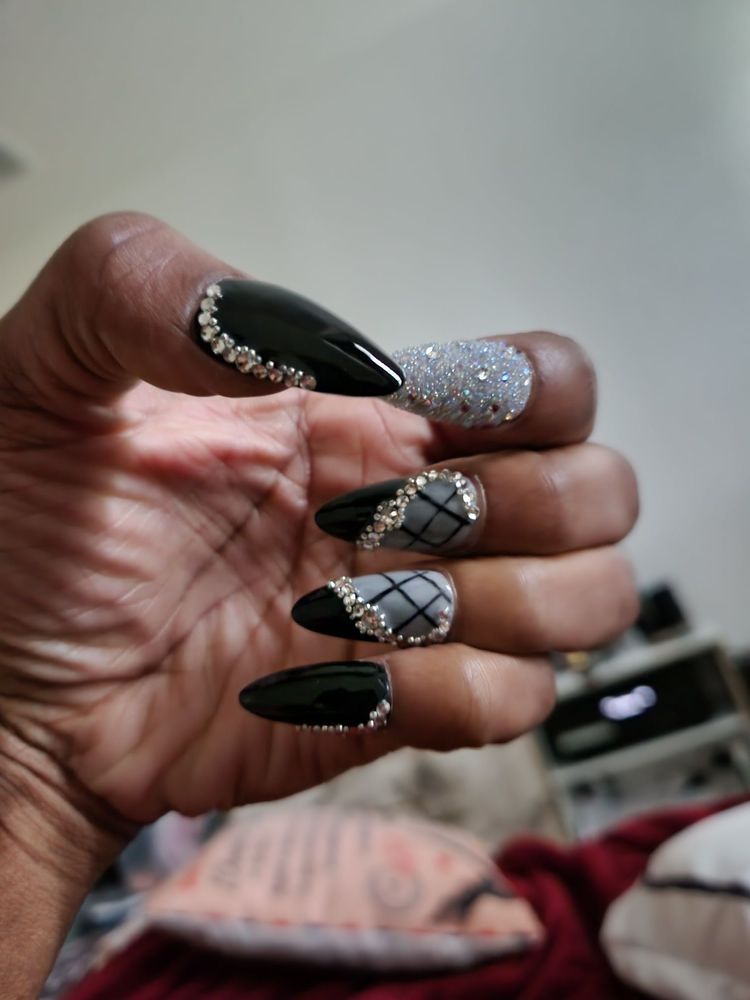 LUXX NAIL BAR Logo