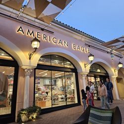 American Eagle - DO NOT ENTER THIS STORE!