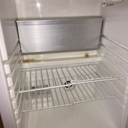 Hotel Zur Post - Minibar zwar nicht in Betrieb, aber ein unappetitlicher Anblick...