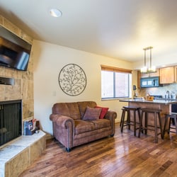 Mountain's Edge Condos - Cozy Living space with Fireplace, HDTV and well-equipped Kitchen (1BR)