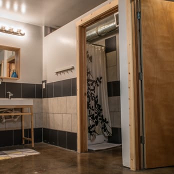 DeCO Fitness - Full-service locker rooms include a shower, fresh towels and shampoo/conditioner/body wash. - Gyms Near Me - Denver, Colorado DeCO Fitness - Full-service locker rooms include a shower, fresh towels and shampoo/conditioner/body wash. - Gyms Near Me - Denver, Colorado