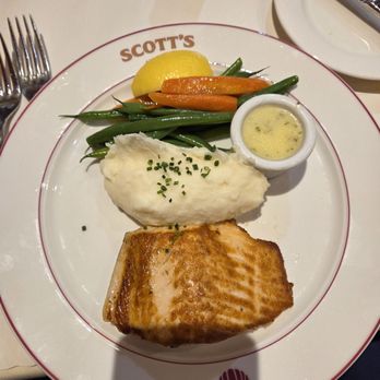 Scott's Seafood - Grilled salmon, garlic mashed potatoes, salted string beans and carrot medley. - Seafood Near Me - Oakland, California Scott's Seafood - Grilled salmon, garlic mashed potatoes, salted string beans and carrot medley. - Seafood Near Me - Oakland, California