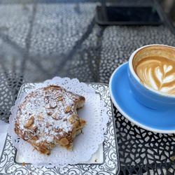 R Cafe & Tea Boutique