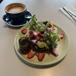 L'expresso House - French toast covered in fruit