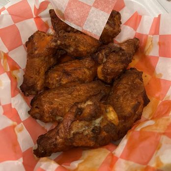 Caprigios Pizza - 8 piece buffalo wings - Pizza Near Me - Clarksville, Tennessee