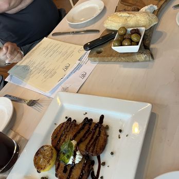1587 Restaurant - Fried green tomatoes and bread plate - Seafood Near Me - Manteo, North Carolina