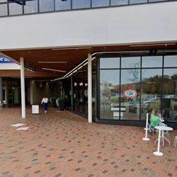 Legal Sea Foods - Chestnut Hill - Easy access to first floor Fish Market