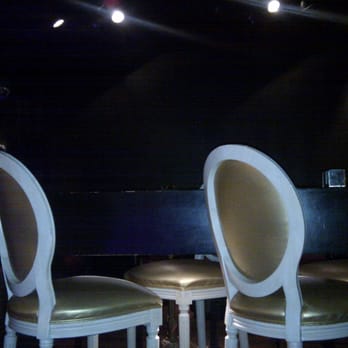 Zojo - La barra central con los taburetes altos estilo retro - Pubs Near Me - Betanzos, C
