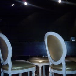 Zojo - La barra central con los taburetes altos estilo retro