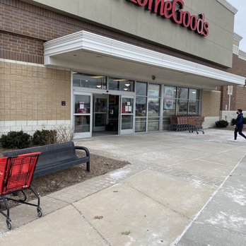 Homegoods Store - Exterior view of a HomeGoods store with a large sign, glass entrance doors, shopping carts, and a sidewalk with some snow and leaves. - Department Stores Near Me - Algonquin, Illinois