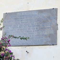 Castello di Verrazzano - Plaque telling about the relationship to the Verrazano Bridge in New York