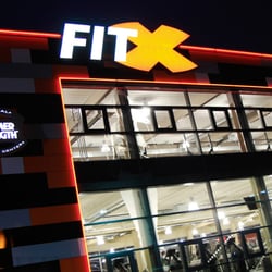 FitX Fitnessstudio - Außenfassade @night
