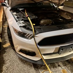 24/7 Battery Replacement Louisiana - Affordable Vehicle Jumpstart Service At Shopping Center.