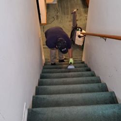 Nika Services - One of our collaborators cleaning the carpet in the stairs. Book a carpet cleaning service with Nika Services today !