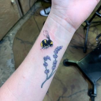 DermalGrafix Tattoo - Bee tattoo by Darren Smith - Tattoo Near Me - Escondido, California DermalGrafix Tattoo - Bee tattoo by Darren Smith - Tattoo Near Me - Escondido, California