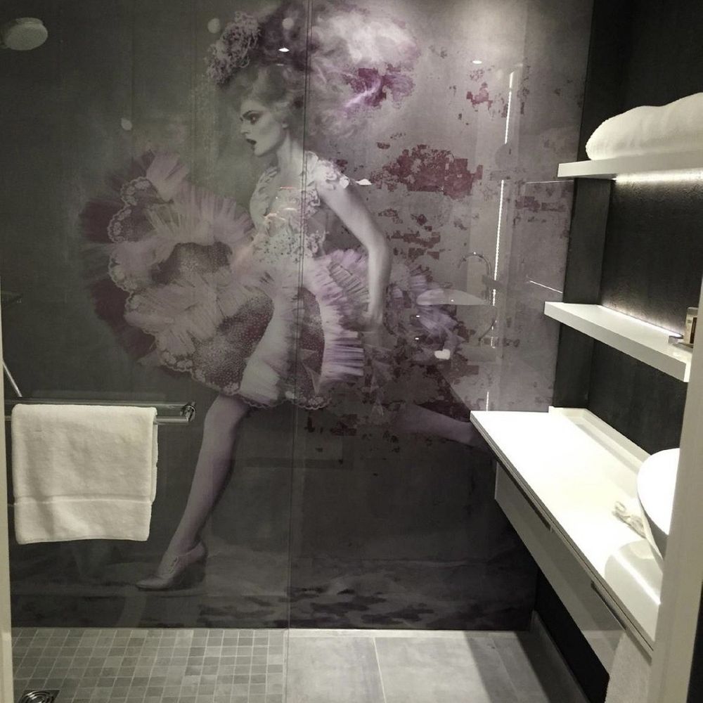 Renaissance Wien Hotel - The shower/bathroom with cool giant mural - Hotels Near Me - Vienna, 9