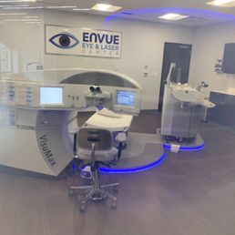 Surgery room with dimmed glass for patient privacy. SMILE machine is on the left and is what I had. Surgery room with dimmed glass for patient privacy. SMILE machine is on the left and is what I had.