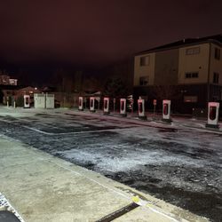 Holiday Inn Express & Suites Glendive - Tesla charging stations