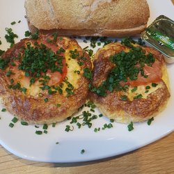 Junge Die Bäckerei - Rührei mit Tomate und Schnittlauch