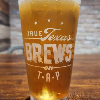 True Texas BBQ - Deep Ellum Dallas Blonde ABV 5.2% - Barbeque Near Me - Mansfield, Texas