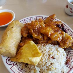 Wong's Garden - General tso lunch plate. Sweet and garlicky. If you like it hot I'd ask for extra heat but it was perfect for me.