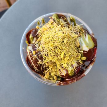Crème & Chocolats - Dubai chocolate strawberry cup - Desserts Near Me - Mesa, Arizona