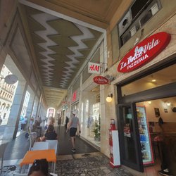 La Dolce Vita - Small hole in the wall eatery next to H&M.