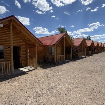 Bryce Canyon Log Cabins - Hotels Near Me - Tropic, Utah