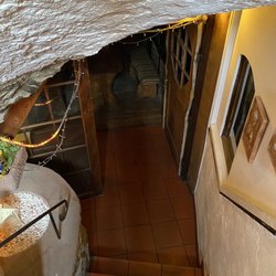 Schlinken Keller - The wine cellar bathroom area.