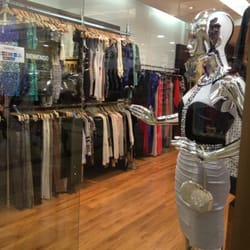 Fieras - El vestido que llamo mi atención y los deseados vestidos a 62.000 pesos al fondo.