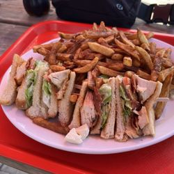 Cantine La Grande Gueule - Club sandwich with fries
