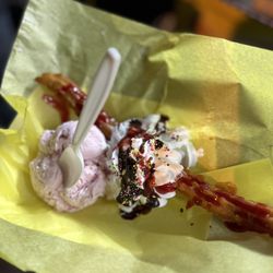 Churros El Bom Bon - Churro with strawberry ice cream