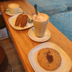 Super 8 Cine & Café - Café y chai con tarta de zanahoria y cookie. ¡Todo delicioso!