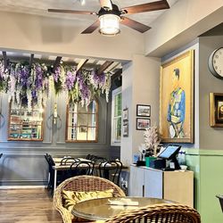 Sisters Thai - Ambiance- booth and window seating
