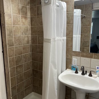 Browning's Restaurant and Motel - Shower& Bathroom - Hotels Near Me - Manila, Utah