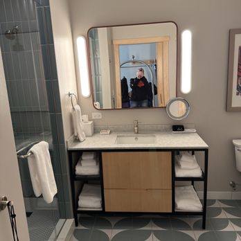 Hotel Verdant - Hotels Near Me - Racine, Wisconsin