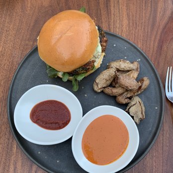 Community Table - Burger - New American Near Me - Washington, Connecticut