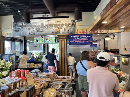 Bánh Mì Ba Lẹ & Bakery by null