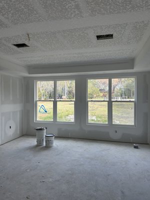 Lissie’s Roofing and Construction Logo