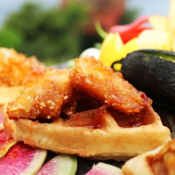 Pearl Snap Cuisine - Hot N' Crunchy Chicken and Waffles with Sriracha Maple Syrup - Caterers Near Me Pearl Snap Cuisine - Hot N' Crunchy Chicken and Waffles with Sriracha Maple Syrup - Caterers Near Me