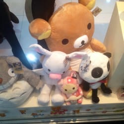 Paraiso Kawaii - Peluches en la vitrina de Paraíso Kawaii