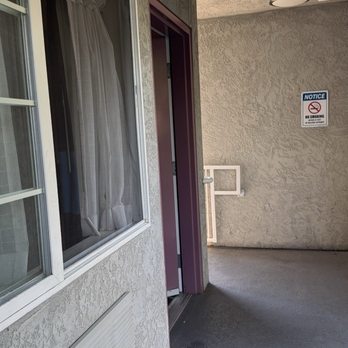 Creekside Inn & Suites - This is where people were smoking. Since it was windy, they would huddle there for protection.  The sign is not a deterrent! - Hotels Near Me - Willits, California