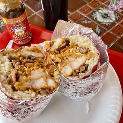 Mariscos El Zurdo - Burrito de asada revuelta con camarones