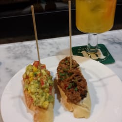 Ca La Seu - Pincho de guacamole y pincho de boloñesa