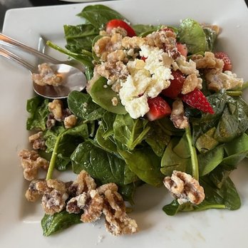 Bistro Casanova - local farm fresh salad ( the candied walnuts were really good ) - Mediterranean Near Me - Kahului, Hawaii