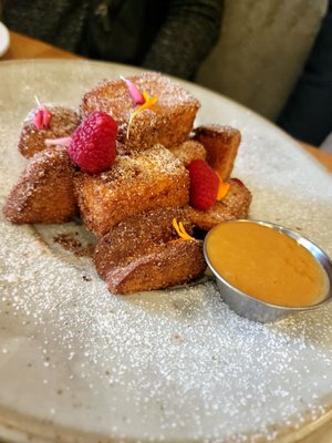 ēst Restaurant by null