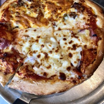 Che Palle - 1/2 Hawaii and 1/2 chile cheeseburger. Perfect crust and sauce. - American Near Me - Capitan, New Mexico