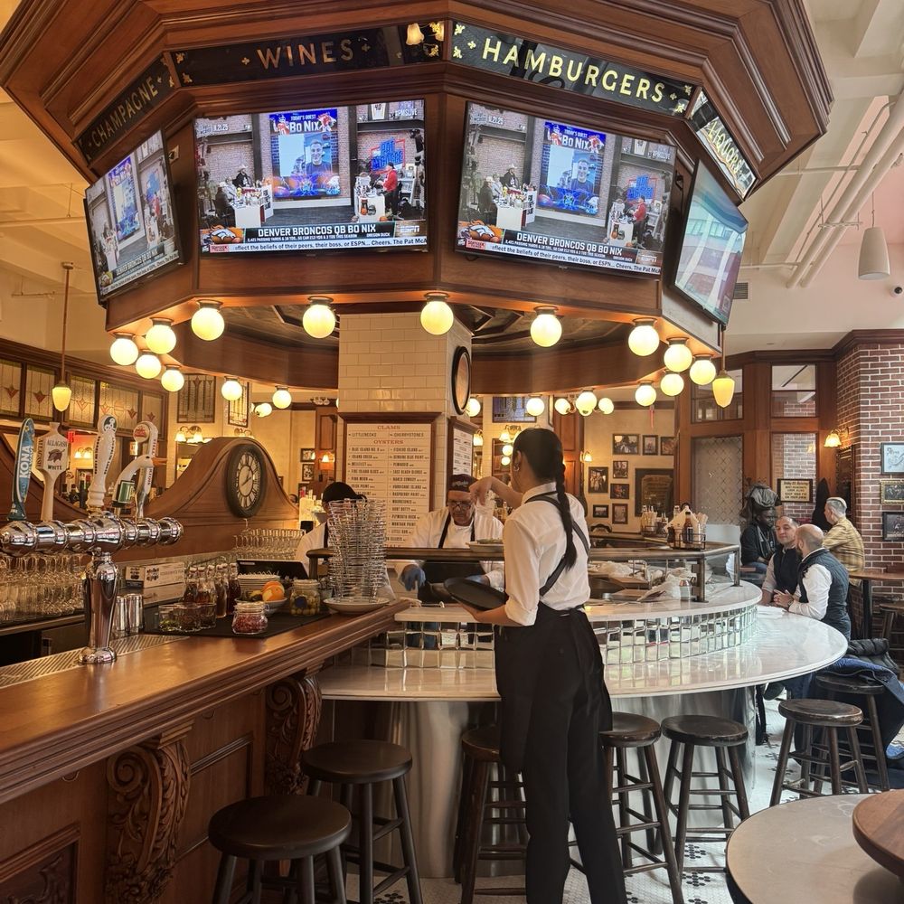 P.J. Clarke’s - Such a beautiful oyster bar - American Near Me - New York, New York P.J. Clarke’s - Such a beautiful oyster bar - American Near Me - New York, New York